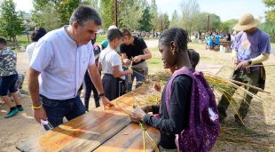L'alcalde Jordi Viñas visitant un taller de cistelleria