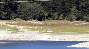 Els Mossos disparant des de la platja dels xinesos