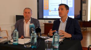 El regidor de Seguretat, Ernest Asurmendi (esquerra), i l'alcalde, Carles Motas, explicant el projecte de la Policia Local
