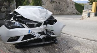 El cotxe accidentat en primer pla al carrer de Montjuïc