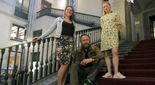 L'ajudant de direcció de 'Measure for measure', Leigh Toney, i els actors Lucy Phelps i Antony Byrne, a Barcelona