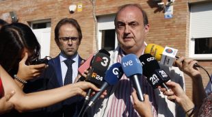 En primer pla, el patró de la fundació Els Joncs, Jesús Candel, i al seu costat l'advocat Joan Benítez