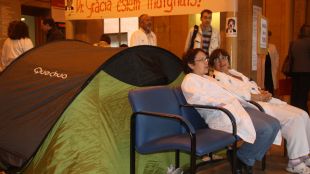 El personal s'ha tancat a l'interior de l'hospital per protestar © ACN
