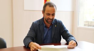 El director gerent de Prodeca, Ramon Sentmartí, mira documentació sobre les exportacions