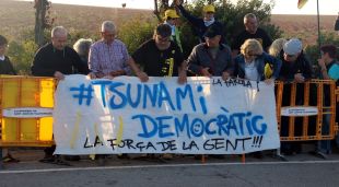 Alguns manifestants a les portes de Lledoners
