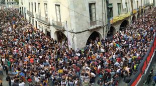 Els concentrats a la plaça del Vi i la Pujada del Pont de Pedra