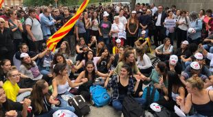 Els participants a la seguda convocada pel CDR davant els jutjats de Figueres
