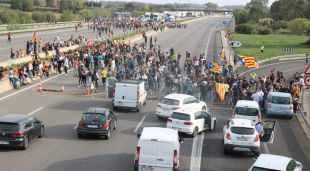 Els manifestants tallant l'AP-7 a Girona