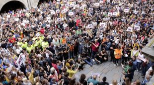 Vista aèria de l'alcaldessa de Girona, Marta Madrenas, i els portaveus de Guanyem Girona i ERC, Lluc Salellas i Quim Ayats, llegint el manifest