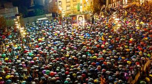 Els concentrats a la plaça 1 d'Octubre de Girona