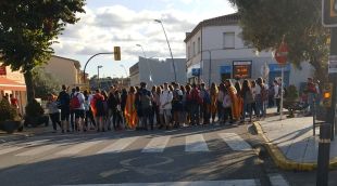 Estudiants tallant la N-141 a Bescanó