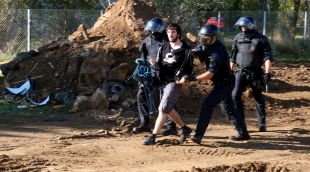 Els Mossos enduent-se un dels manifestants per identificar-lo