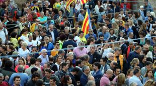 Els assistents han portat banderes estelades durant l'acte de Torroella