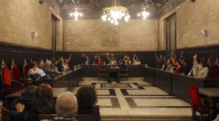 Moment en què JxCat, ERC i Guanyem voten a favor de la moció de condemna de sentència del Procés