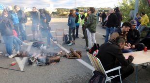 Un grup de manifestants tallant la C-65 ahir a Cassà de la Selva
