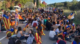 Els manifestants asseguts a la carretera N-IIa a Figueres