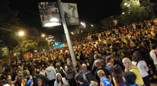 Els concentrats davant la subdelegació del govern espanyol