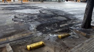 Pla detall de l'asfalt cremat a Girona