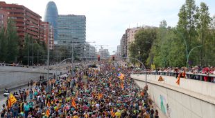 Arribada de les Marxes per la Llibertat per la Gran Via de Barcelona