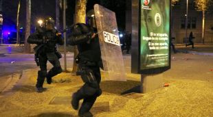 Agents de la policia nacional a la zona de correus