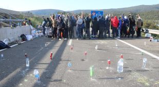 Els manifestants aquest matí amb els ferros clavats a terra de l'AP7 a la Jonquera