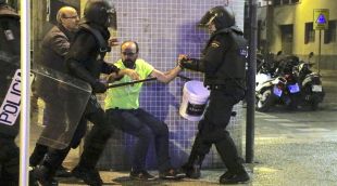 Moment en que s'enduen al veí que només volia apagar un contenidor