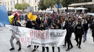 Centenars de manifestants bloquegen les portes d'accés a la seu de la Generalitat a Girona