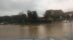 La rotonda d'accés de Palafrugell per Begur, completament inundada