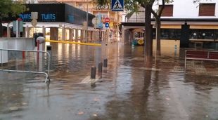 El carrer Doctor Fleming completament inundat