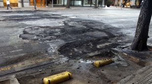 Pla detall de l'asfalt cremat a l'Avinguda Gran Via de Jaume I