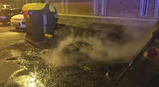 Un contenidor cremat al costat d'un altre aquest diumenge 20 d'octubre