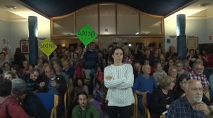 Els veïns protestant abans de començar el ple que s'ha suspès