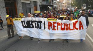 Un instant de la marxa per la llibertat en direcció al Puig de les Basses aquest matí