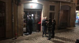Exerior del local després de l'incendi amb un petit extintor al terra en un lateral de la façana