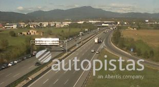 Els vehicles que intenten sortir per la sortida 7, tallada pels manifestants