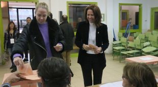 L'alcaldessa de Girona, Marta Madrenas, acompanyada de la seva filla votant