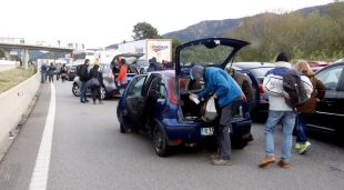 Manifestants agafant motxilles dels cotxes per dirigir-se a l'inici de la manifestació