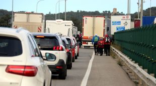El col·lapse viari a la Jonquera i manifestants caminant pel voral