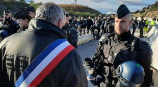 L'alcalde de Prats de Molló, Claude Ferrer, negociant amb els antidisturbis francesos a la zona del tall a l'AP-7 convocada pel Tsunami Democràtic
