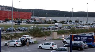 La cua de cotxes en sentit nord per l'N-II a la Jonquera