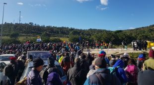 Els manifestants tallant l'N-II a la Jonquera