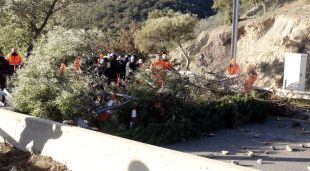 Mossos i operaris retirant les tanques que servien com a barricades a la Jonquera