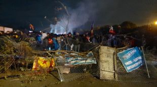 Diversos concentrats a l'AP-7 a Girona convocats per Tsunami Democràtic munten una gran barricada enmig de l'autopista