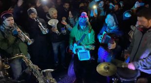Els Txarango en plena actuació al tall de l'AP-7