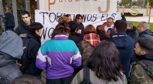 Familiars i amics del jove empresonat a les portes de l'Audiència de Girona
