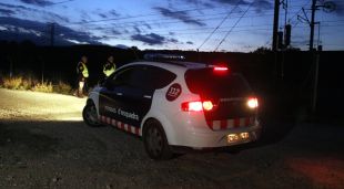 Una patrulla dels Mossos d'Esquadra i els vigilants de seguretat d'Adif inspeccionant la línia del TAV a Bàscara