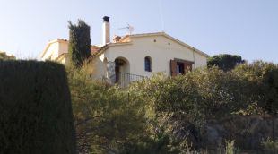 Vista de la casa assaltada a la urbanització Vescomtat de Cabanyes de Calonge