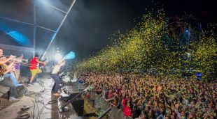 La Pegatina durant el seu concert a les Fires de Girona el 2015