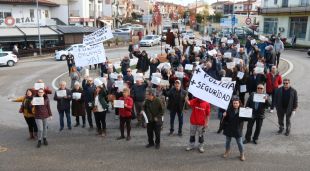 Els veïns de Vidreres tallant la rotonda d'entrada a la localitat aquest matí