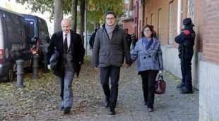 El regidor d'ERC de La Jonquera sortint de la comandància de la Guàrdia Civil de Girona